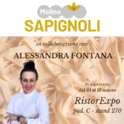 E' una locandina che ha come sfondo un tagliere con tagliatelle e ha in primo piano il logo del Molino Sapignoli, la foto di Alessandra Fontana e una didascalia con data e luogo dell'evento.